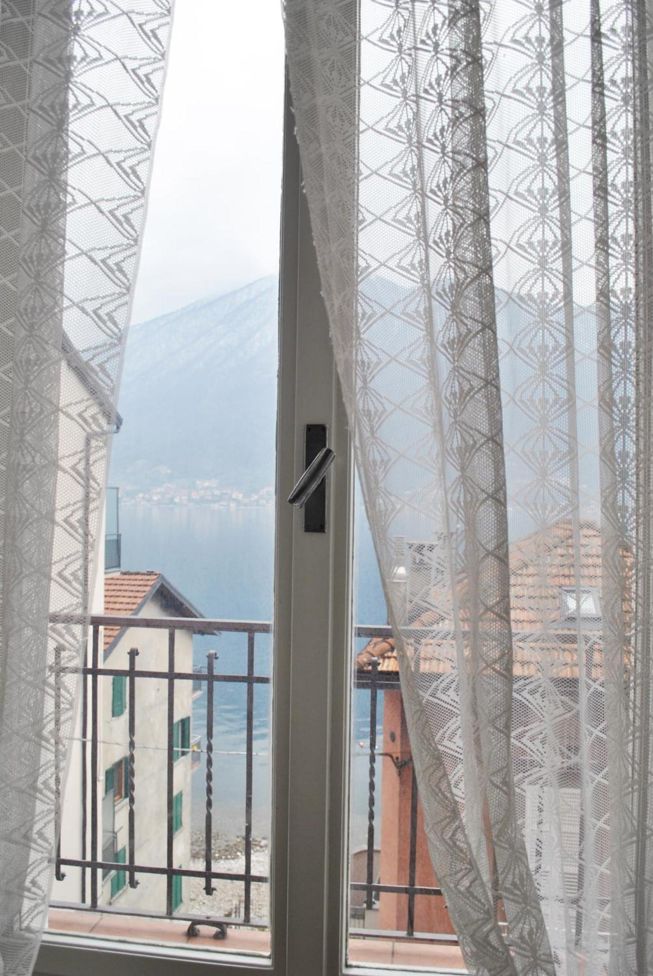 The Romantic Village House - Apartments With Lake View Colonno Exteriér fotografie